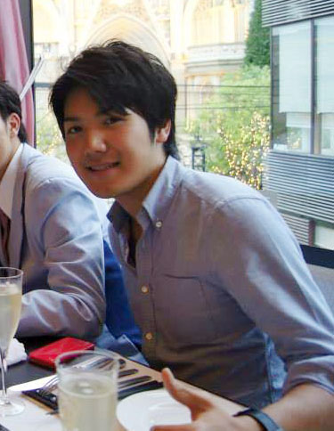 ２社さし 先輩の卒業を祝う小室圭さん | JAPAN Forward